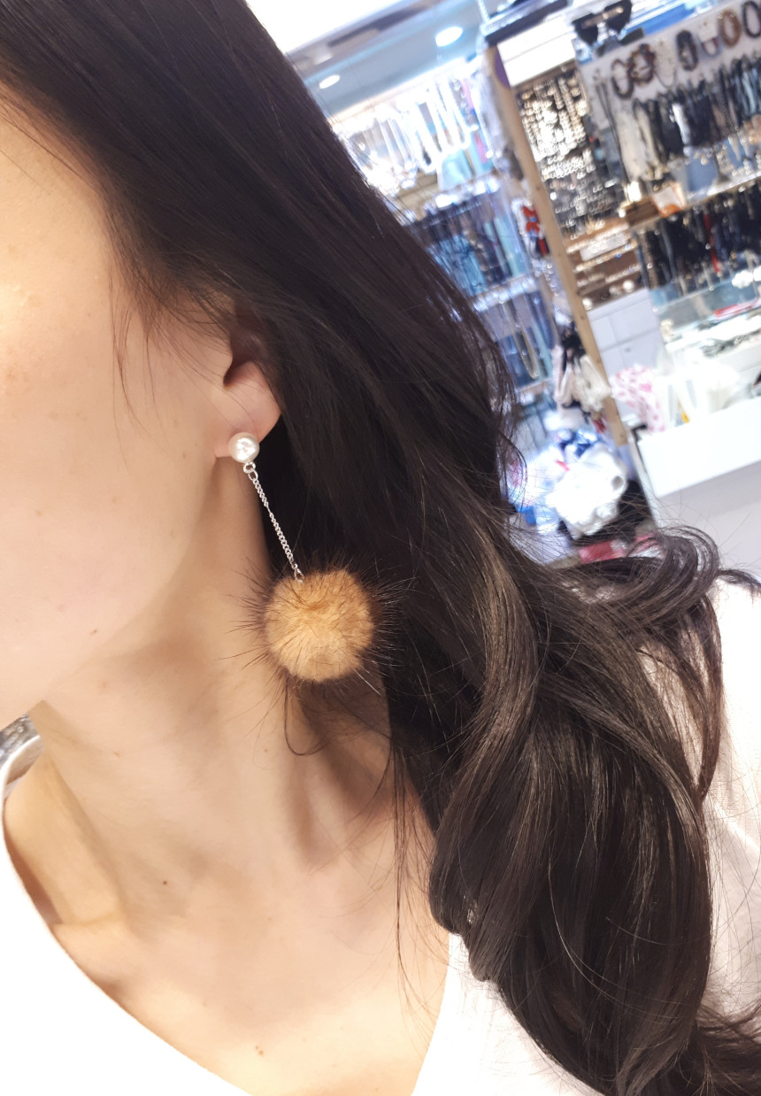 Mink drop earrings under pearl Accessories Winter 
