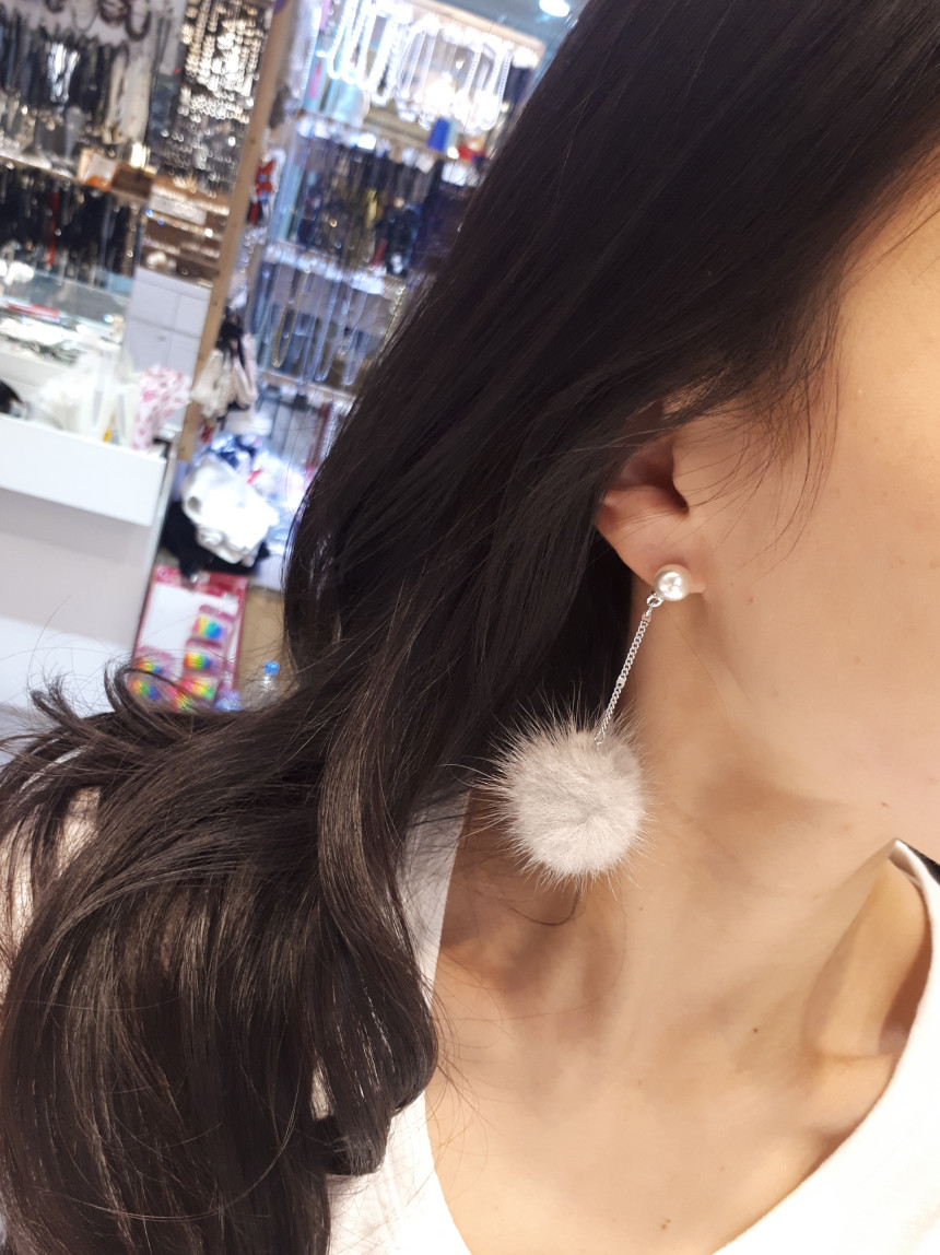 Mink drop earrings under pearl Accessories Winter 