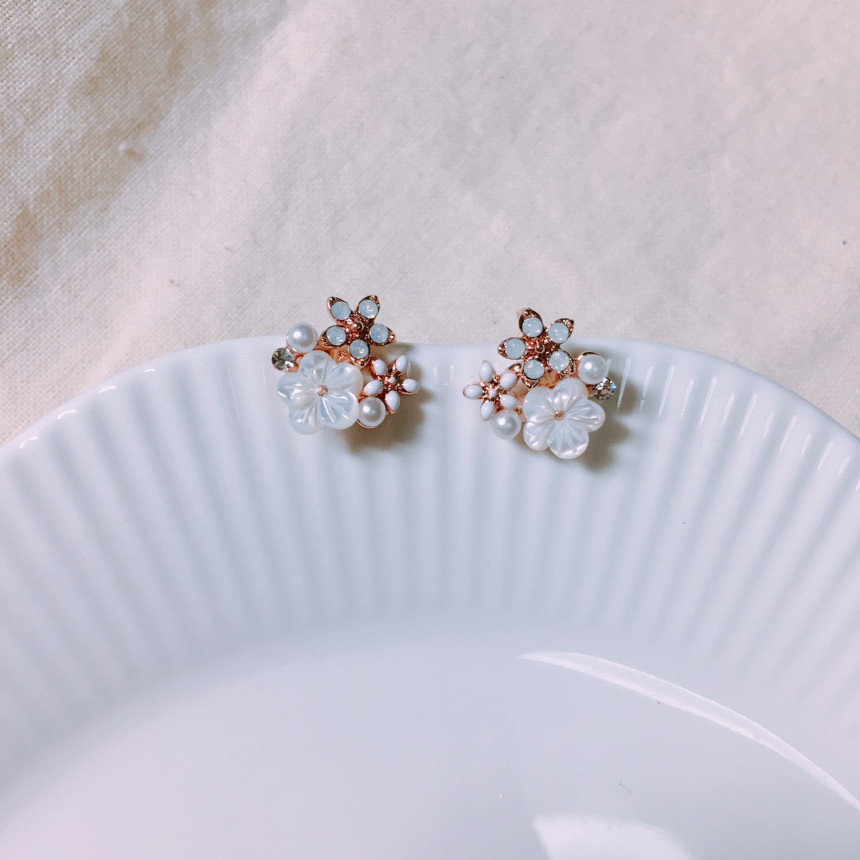 LUCJA Mother of Pearl Flower Field Earrings LKJ101