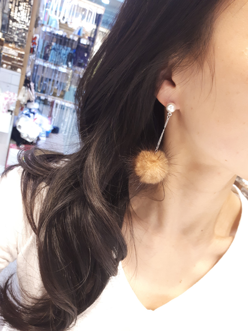 Mink drop earrings under pearl Accessories Winter 