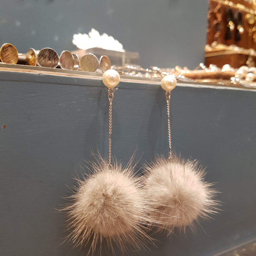 Mink drop earrings under pearl Accessories Winter 