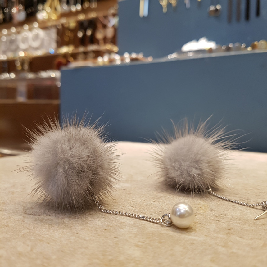 Mink drop earrings under pearl Accessories Winter 