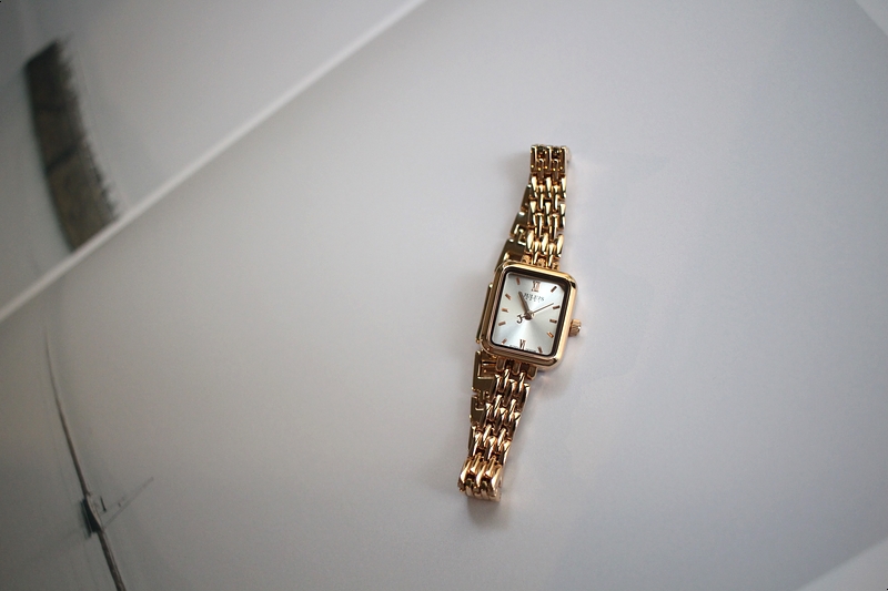 <b><p>square Classy tal feme watch Woman silver</p></b><b><p>正方形 クラス時 メタル 女性 腕時計 シルバー ファッション ギフト デイリー</p></b><br /><br /><p align='center'>
