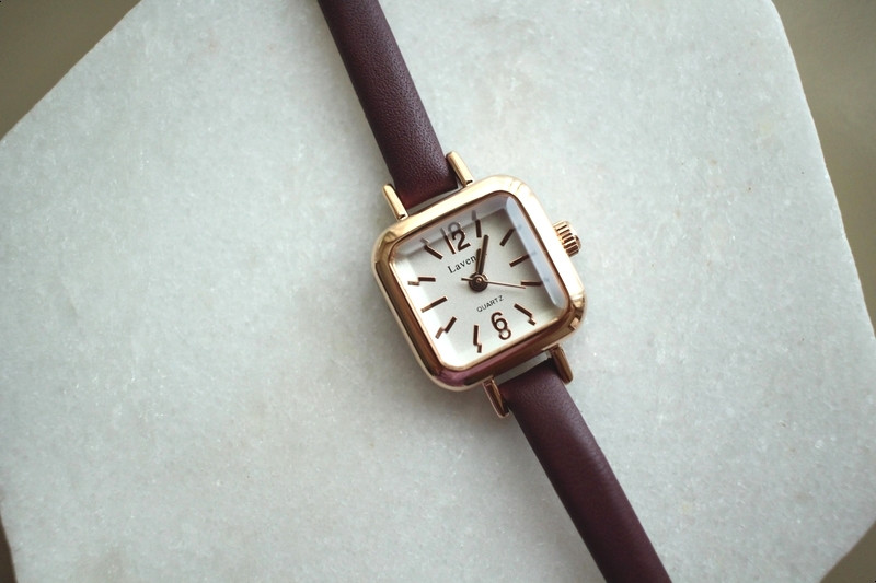 <b><p>small square often fee leather wch Won fashi</p></b><b><p>小さな 正方形 よく 女性 レザー 腕時計 ファッション ギフト ポイント カジュアル</p></b><br /><br /><p align='center'>
