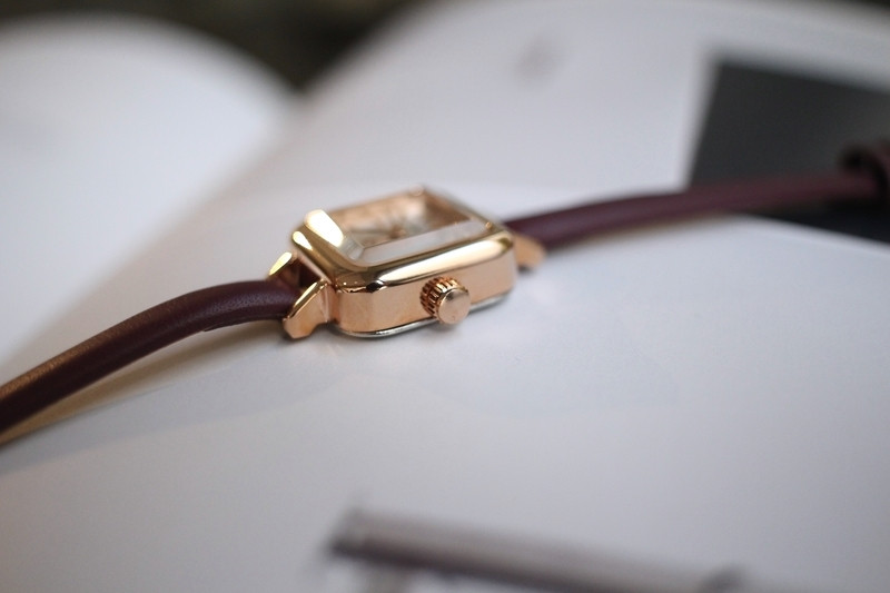 <b><p>small square often fee leather wch Won fashi</p></b><b><p>小さな 正方形 よく 女性 レザー 腕時計 ファッション ギフト ポイント カジュアル</p></b><br /><br /><p align='center'>