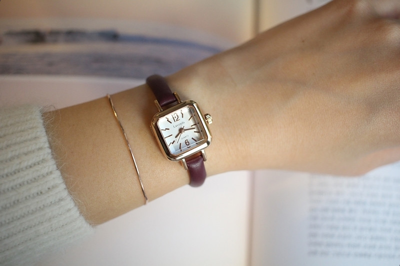 <b><p>small square often fee leather wch Won fashi</p></b><b><p>小さな 正方形 よく 女性 レザー 腕時計 ファッション ギフト ポイント カジュアル</p></b><br /><br /><p align='center'>