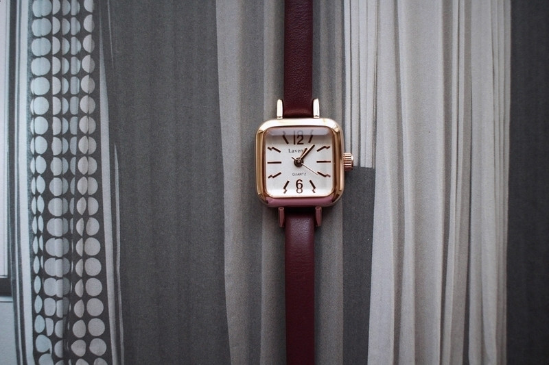 <b><p>small square often fee leather wch Won fashi</p></b><b><p>小さな 正方形 よく 女性 レザー 腕時計 ファッション ギフト ポイント カジュアル</p></b><br /><br /><p align='center'>