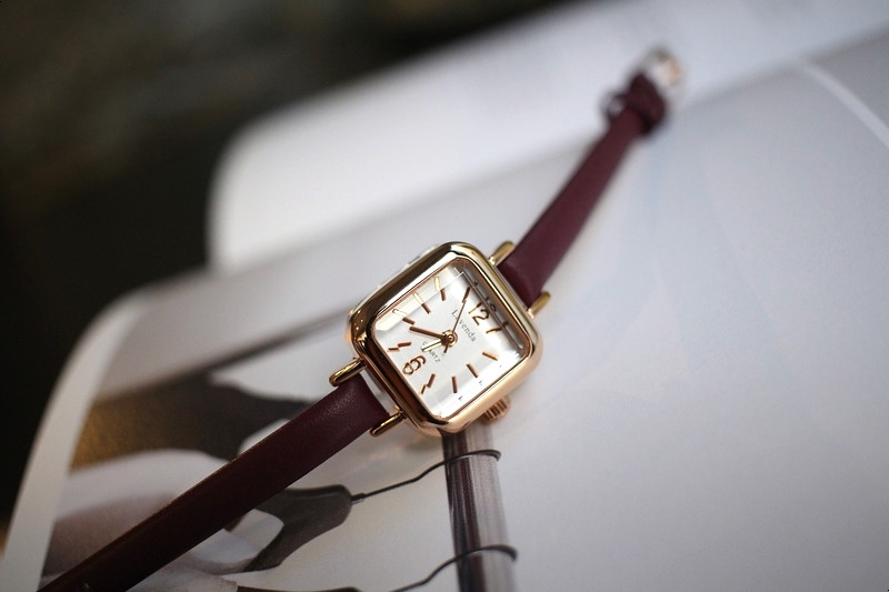 <b><p>small square often fee leather wch Won fashi</p></b><b><p>小さな 正方形 よく 女性 レザー 腕時計 ファッション ギフト ポイント カジュアル</p></b><br /><br /><p align='center'>