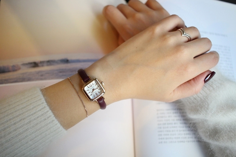 <b><p>small square often fee leather wch Won fashi</p></b><b><p>小さな 正方形 よく 女性 レザー 腕時計 ファッション ギフト ポイント カジュアル</p></b><br /><br /><p align='center'>