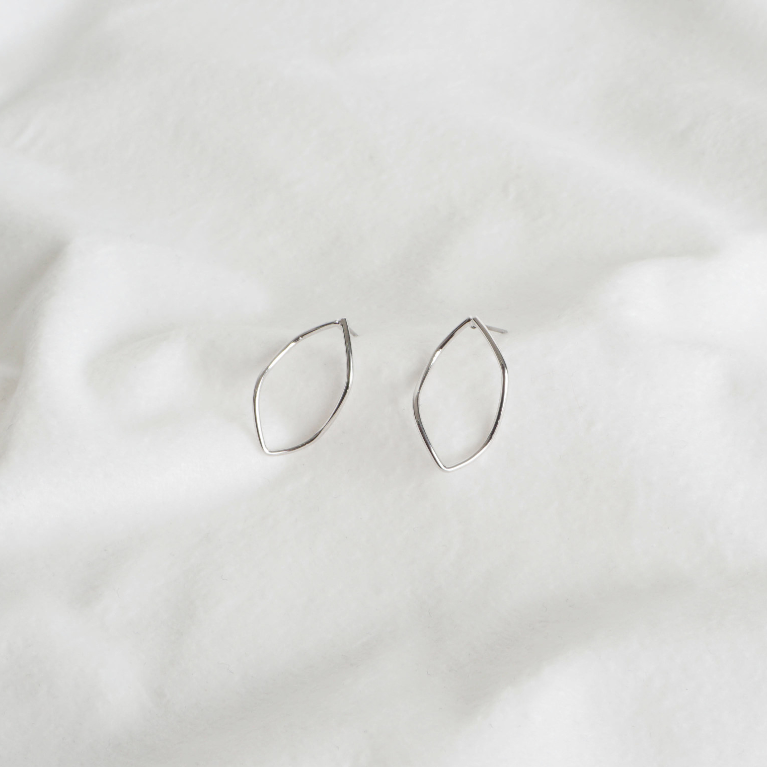 Simple earrings 10 species 3,000 yen Women's Da