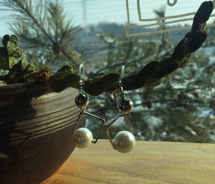 Dyna Light Pearl Square Earrings Earrings Luxuriou