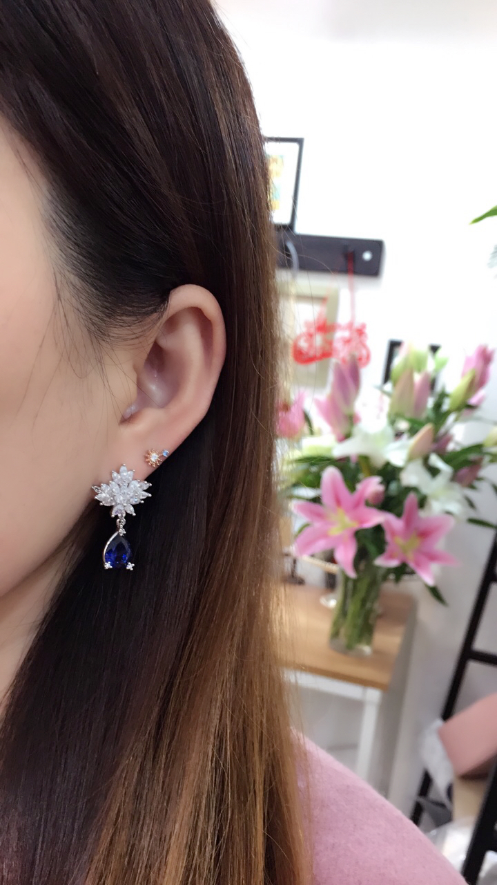 Snow Queen Drop Drop Earrings Bright luxurious uni