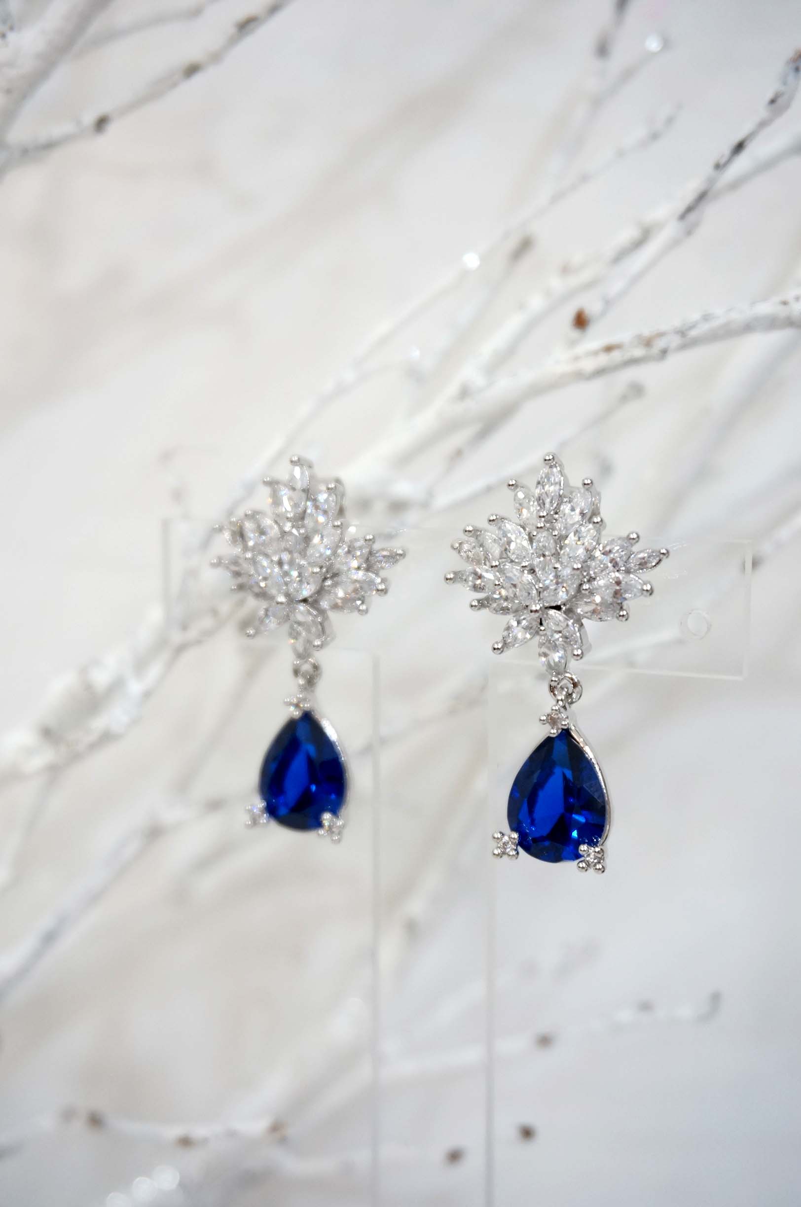 Snow Queen Drop Drop Earrings Bright luxurious uni