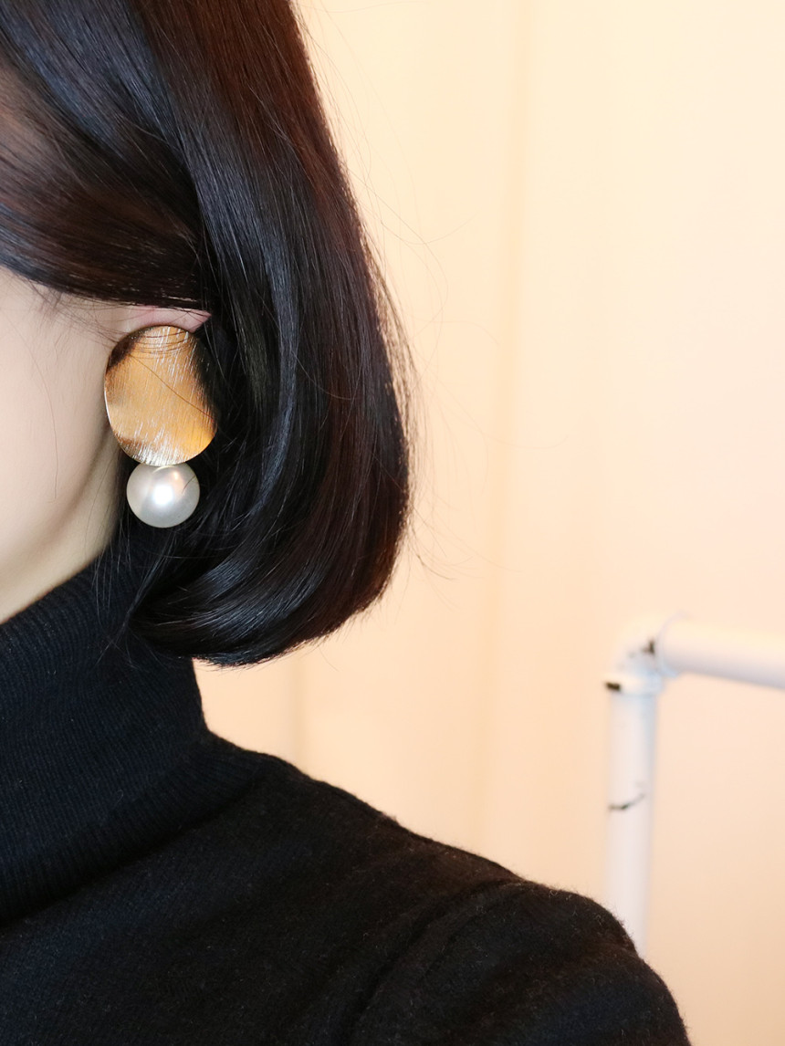 Metal Pearl Drop Bold Earrings Jay Cave Shopping M