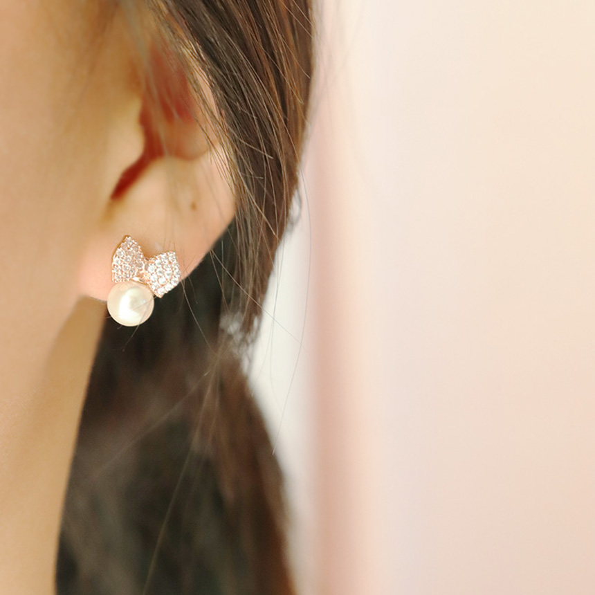 Gold pin ribbon pearl earrings armor staff 20s fem