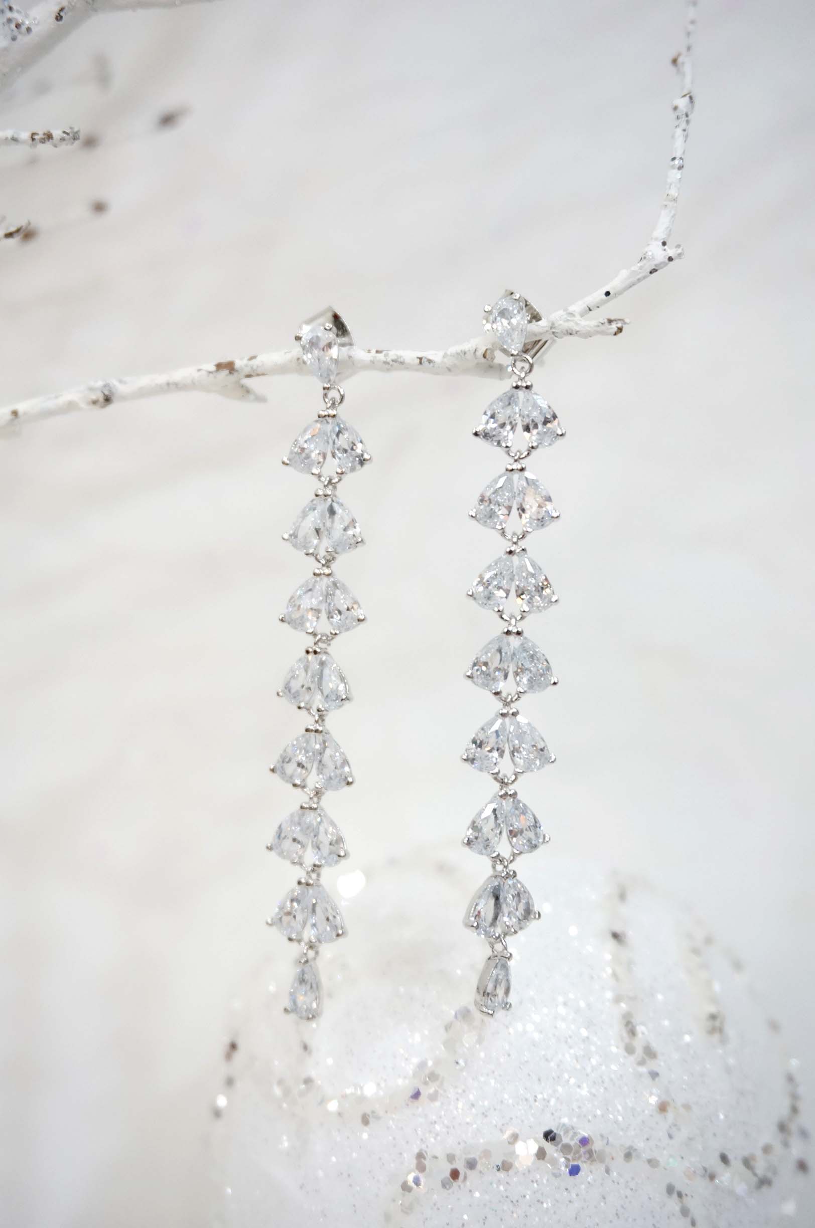 River drop Cubic drop earrings Bright luxurious Un