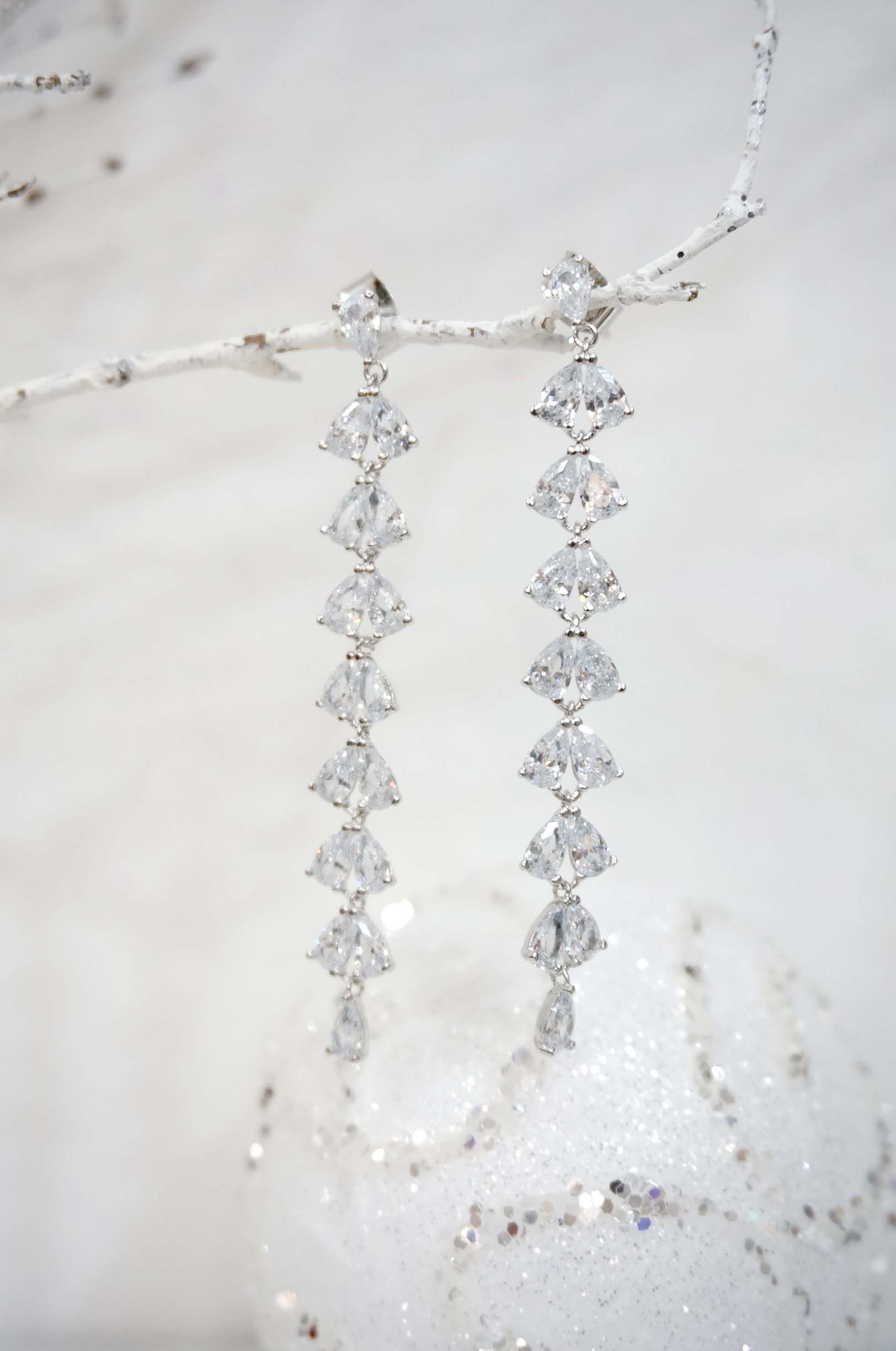 River drop Cubic drop earrings Bright luxurious Un