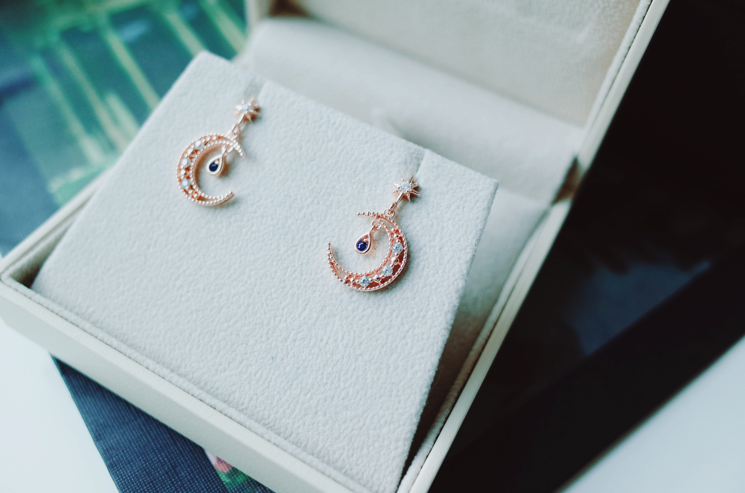 Night earrings in the moonlight