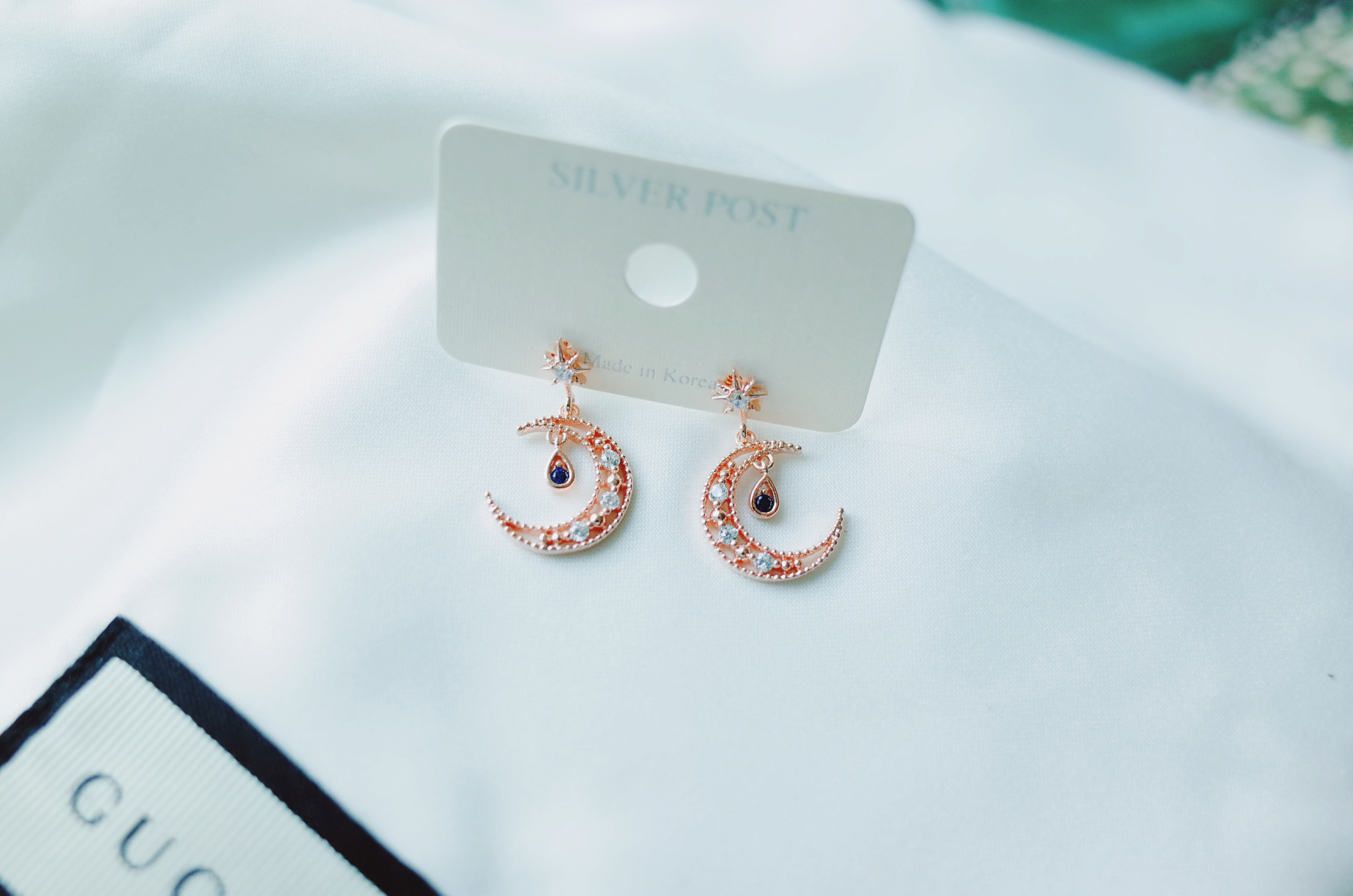 Night earrings in the moonlight