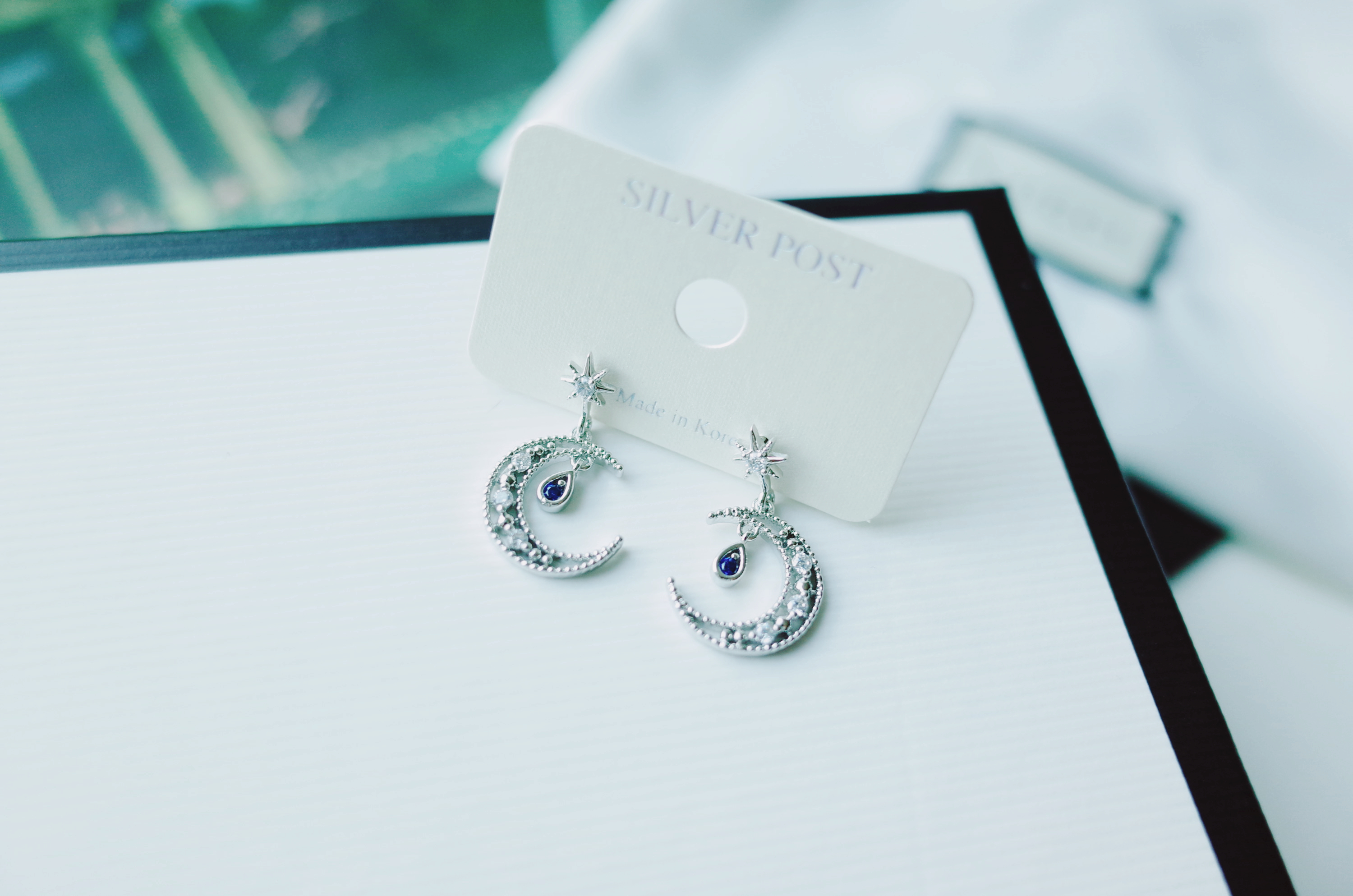 Night earrings in the moonlight