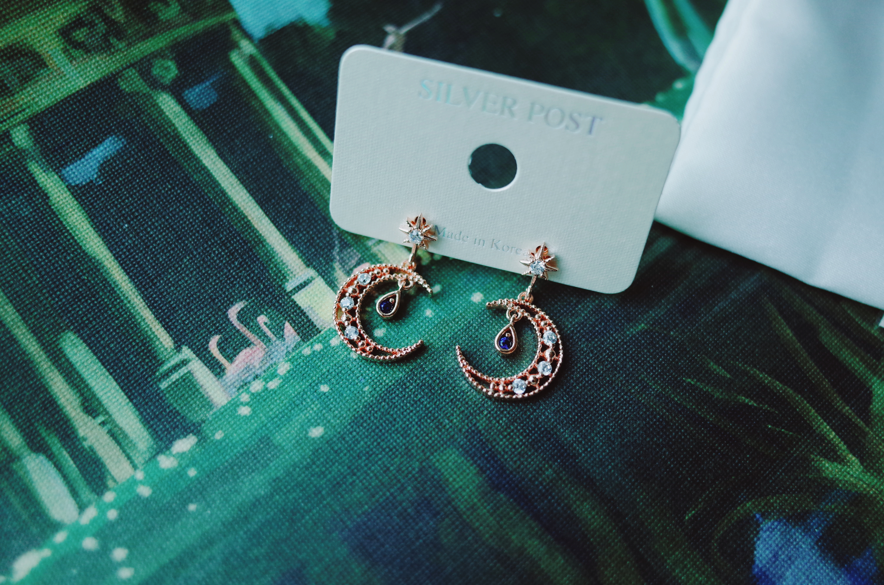 Night earrings in the moonlight