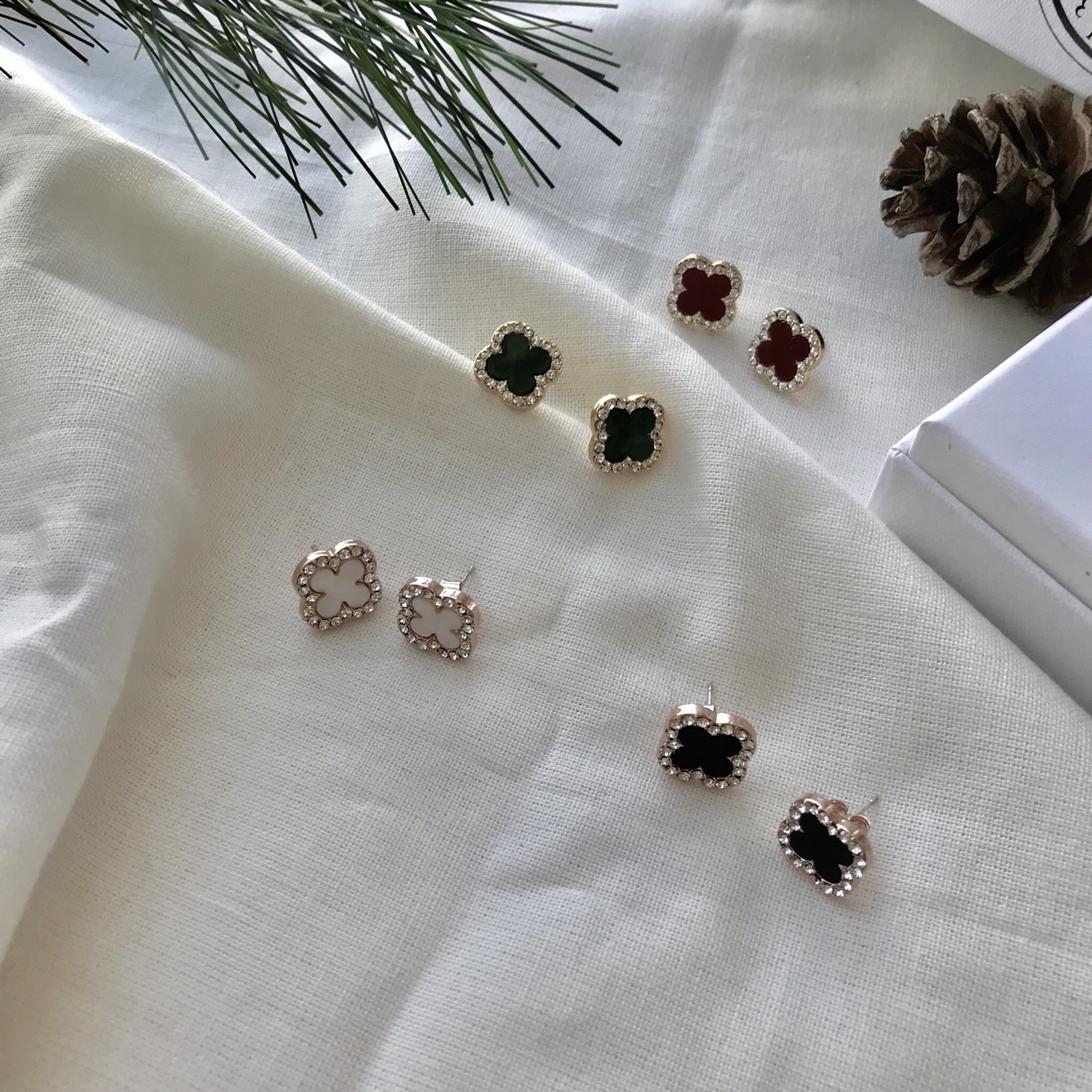 VCA1 Van Cleef Clover Bold Earrings