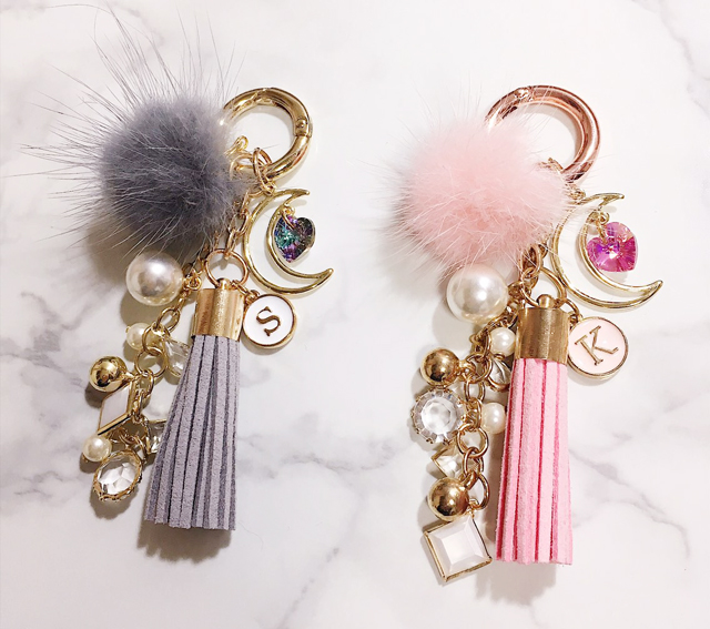 <b><p>Galaxy Note Pom foam Initi Keyring Tassel</p></b><b><p>ギャラクシーノート8ポンポンがイニシャルキーリングタッセルケースiPhone 8のガールフレンドの贈</p></b><br /><br /><p align='center'>