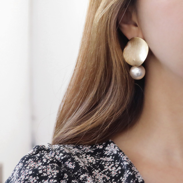 Bold metal pearl drop earrings E579 stylish vintag