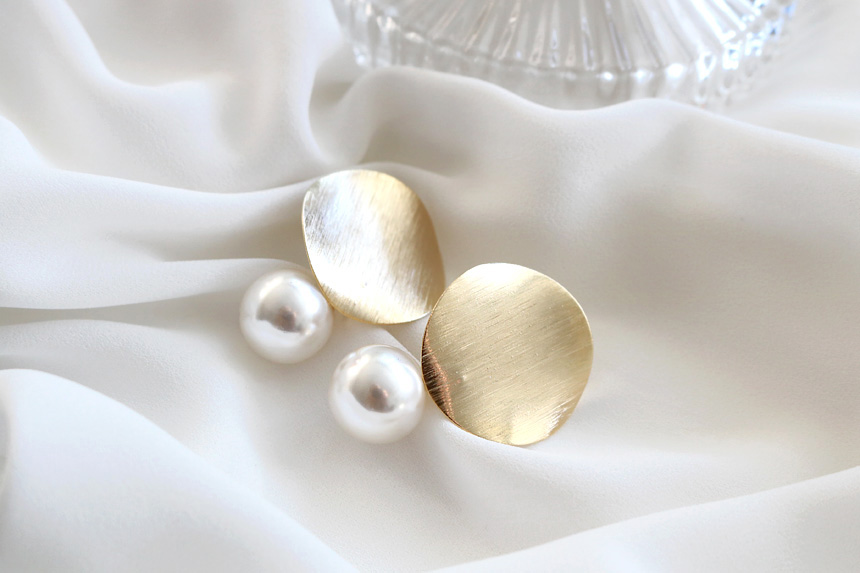 Bold metal pearl drop earrings E579 stylish vintag