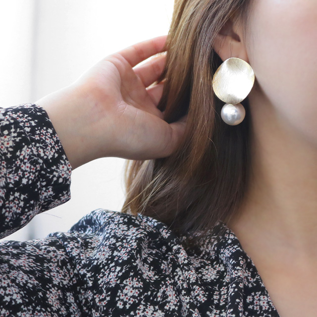 Bold metal pearl drop earrings E579 stylish vintag