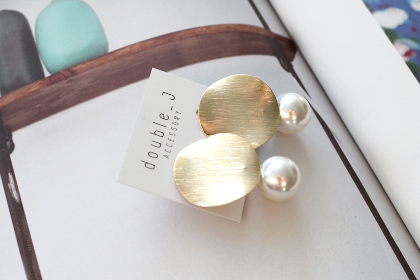 Bold metal pearl drop earrings E579 stylish vintag