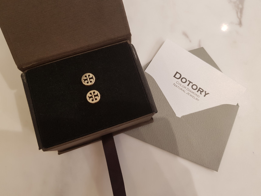 Foreign actors also have a hot drop necklace Acorn