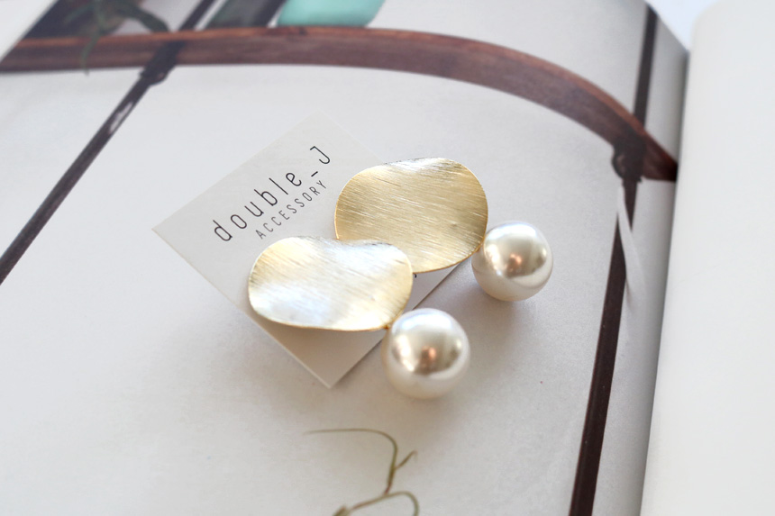 Bold metal pearl drop earrings E579 stylish vintag