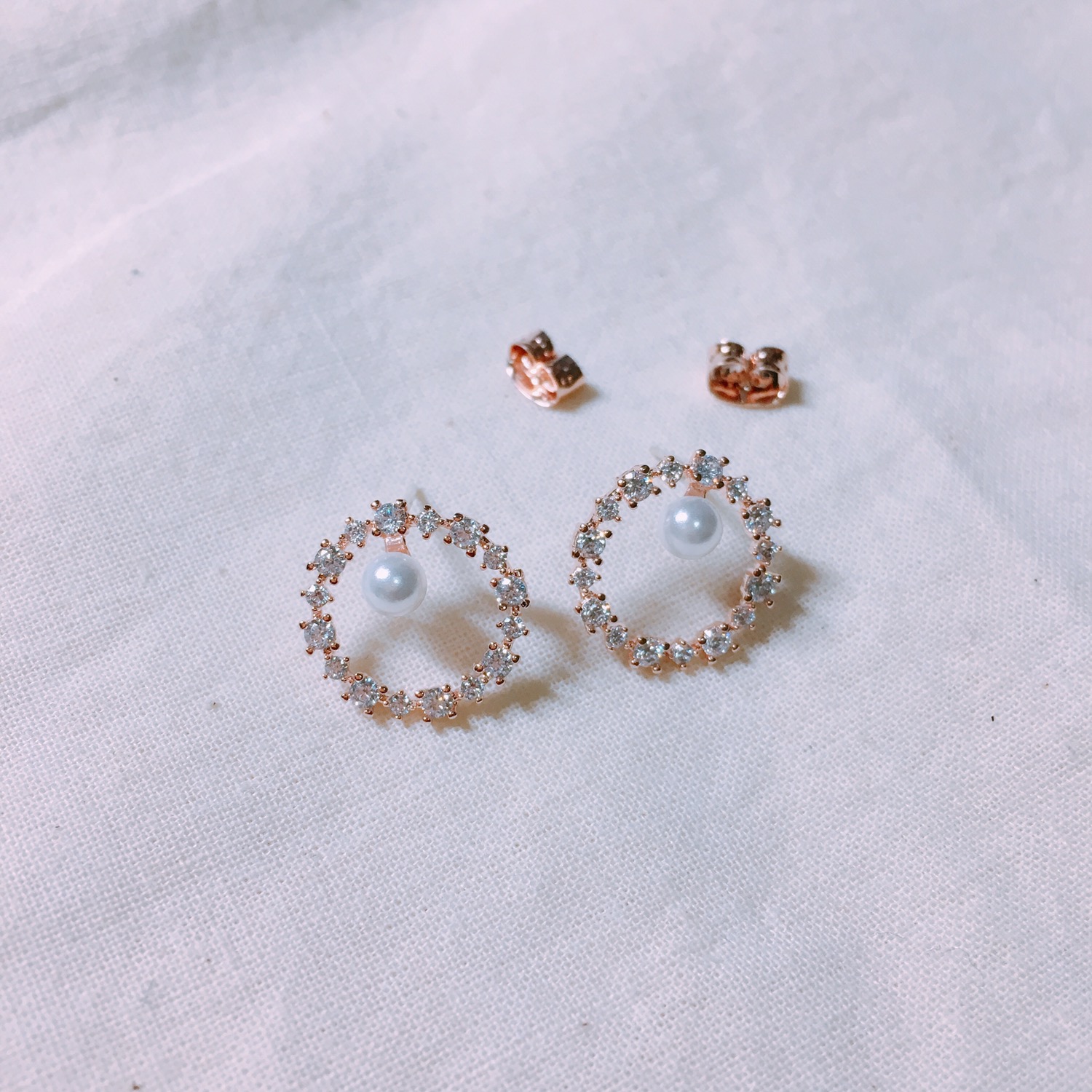 <b><p>Luce Pearl Ri Erings LKJ1032 female attractive</p></b><b><p>ルーチェ パールリースピアス LKJ1032 女性 魅力的な 女神スタイル 女心ルック</p></b><br /><br /><p align='center'>