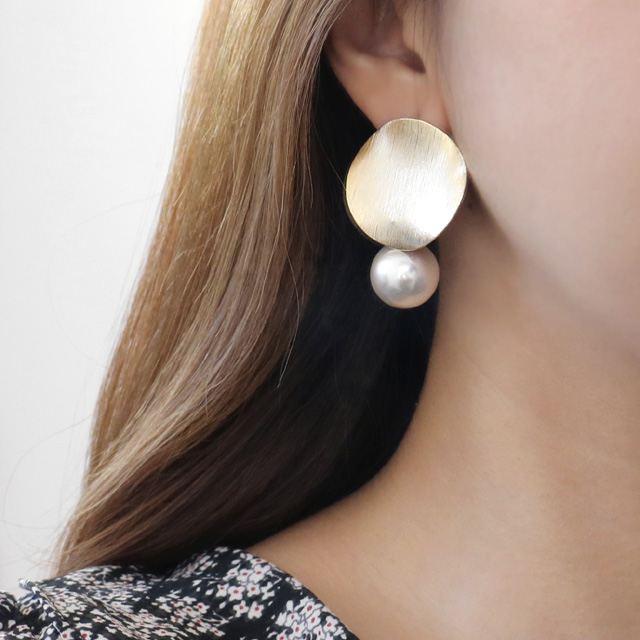 Bold metal pearl drop earrings E579 stylish vintag