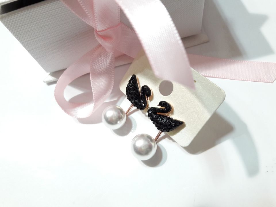 <b><p>Shipped same day Twinkle good Black Swan</p></b><b><p>当日出荷 きらめきが 良い ブラックスワン イヤリング、 ドロップ きれいな 流行している</p></b><br /><br /><p align='center'>