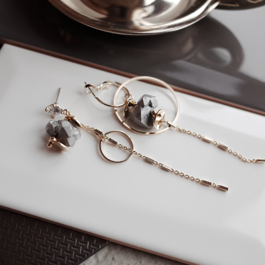 Aurora Stone Stone Unbalance Shine Earrings Stylis