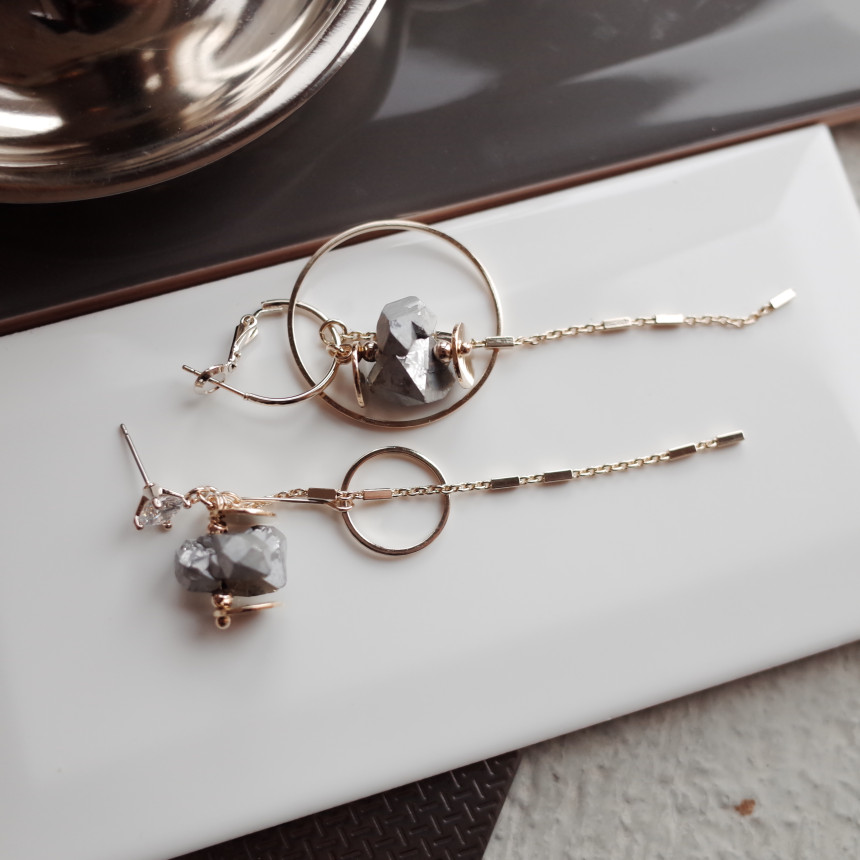 Aurora Stone Stone Unbalance Shine Earrings Stylis