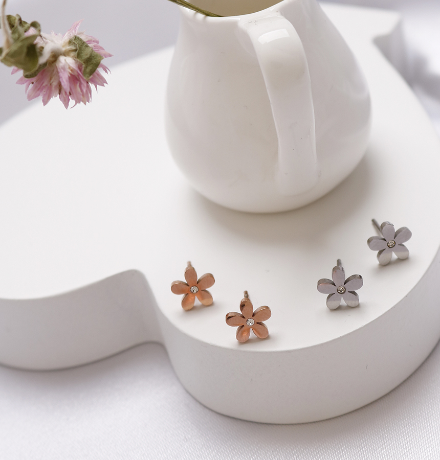 Pearl flower surprise steel earrings titanium stai