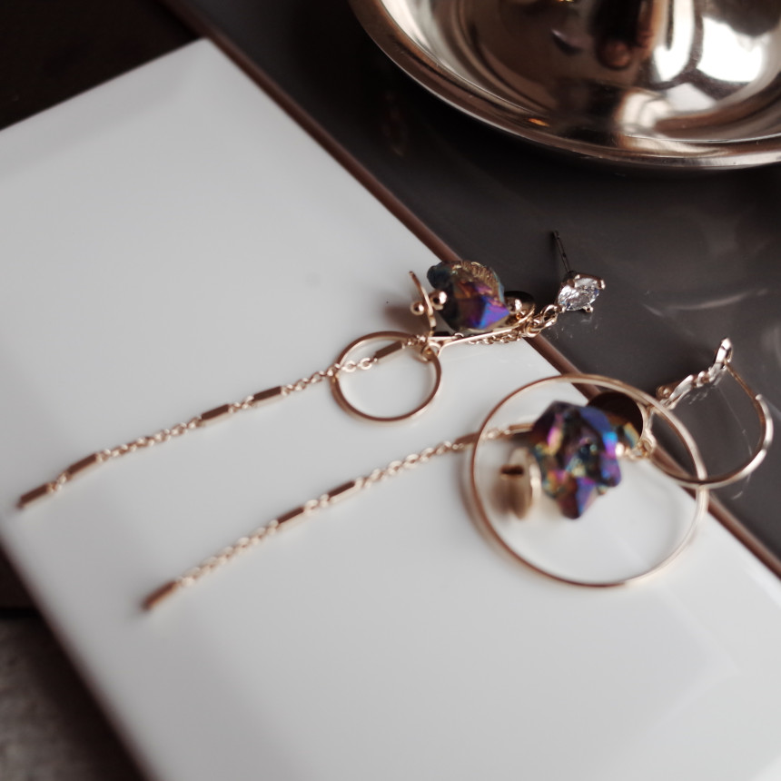 Aurora Stone Stone Unbalance Shine Earrings Stylis