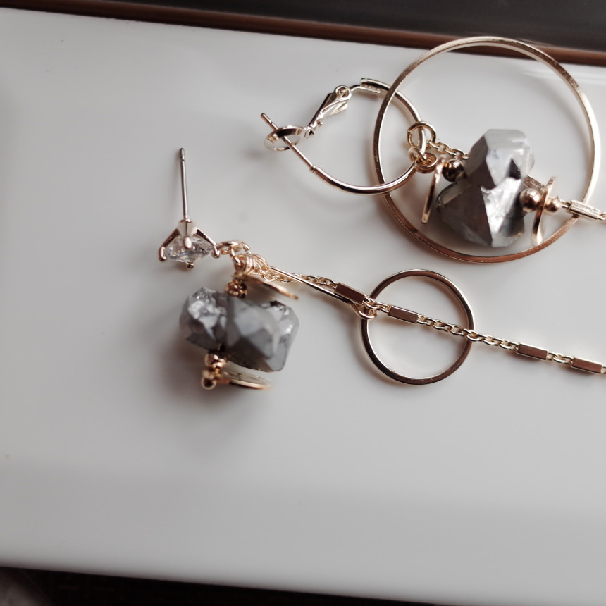 Aurora Stone Stone Unbalance Shine Earrings Stylis