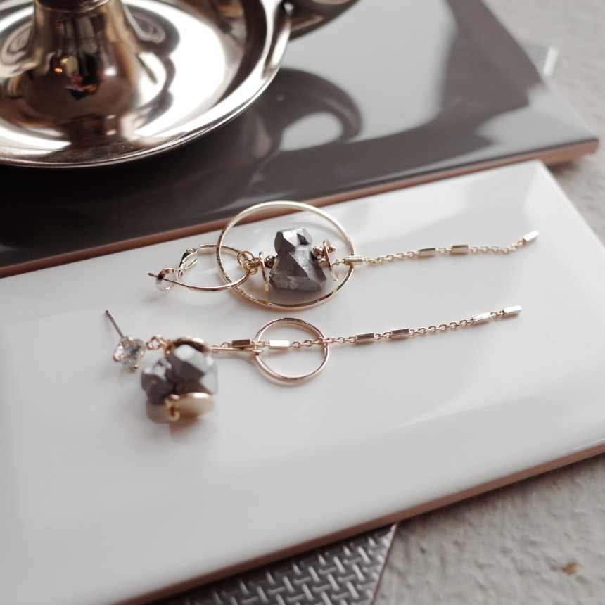 Aurora Stone Stone Unbalance Shine Earrings Stylis