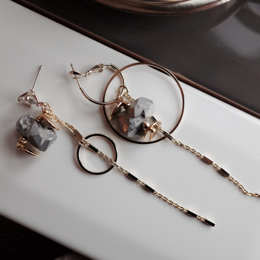 Aurora Stone Stone Unbalance Shine Earrings Stylis