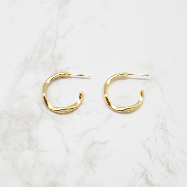 Mini twisted ring earrings with sense of coordinat