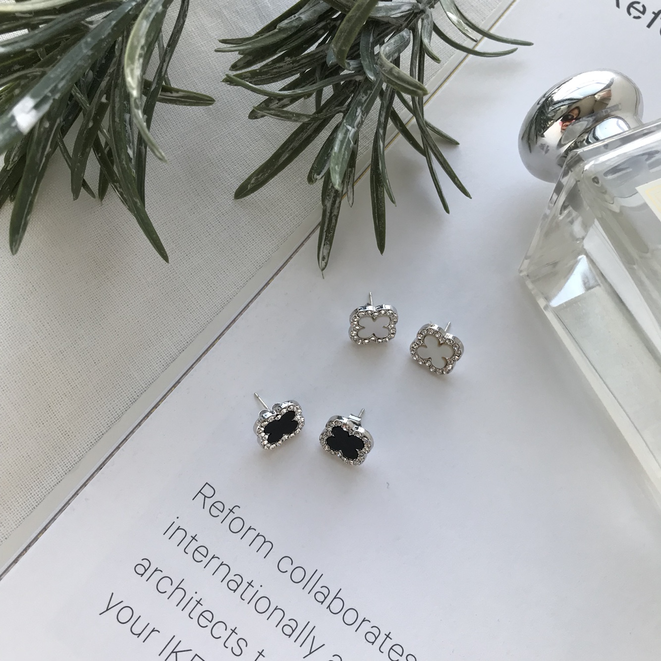 VCA1 Van Cleef Clover Bold Earrings