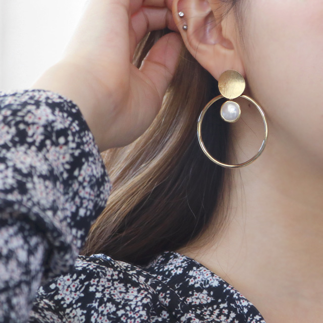 Bold metal pearl drop earrings E598 Vintage earrin