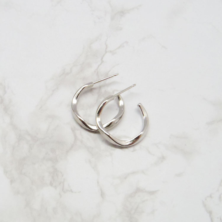 Mini twisted ring earrings with sense of coordinat