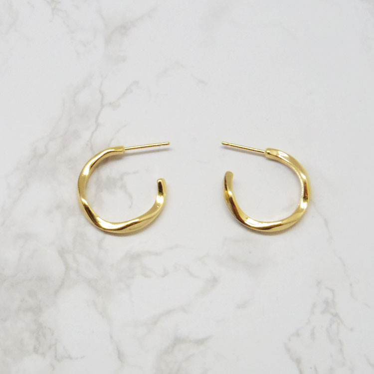 Mini twisted ring earrings with sense of coordinat