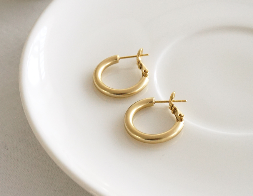 Gold ring earrings in matte Women's 20-year-old