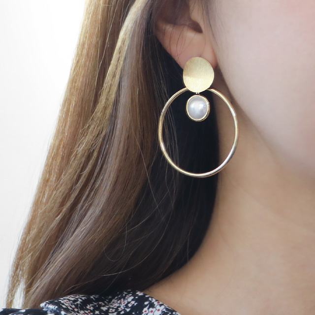 Bold metal pearl drop earrings E598 Vintage earrin